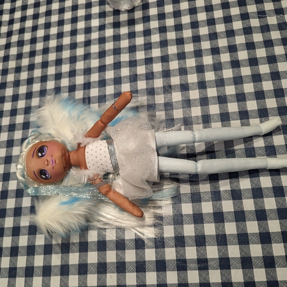 Dream Seeker doll by Moose Toys. Polyester material filled with fiber and beads. - Picture 4 of 6
